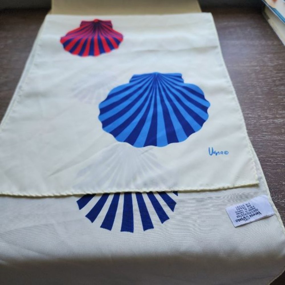 VERA NEUMANN SCARF. WHITE POLYESTER MADE IN JAPAN WITH SHELL DESIGN